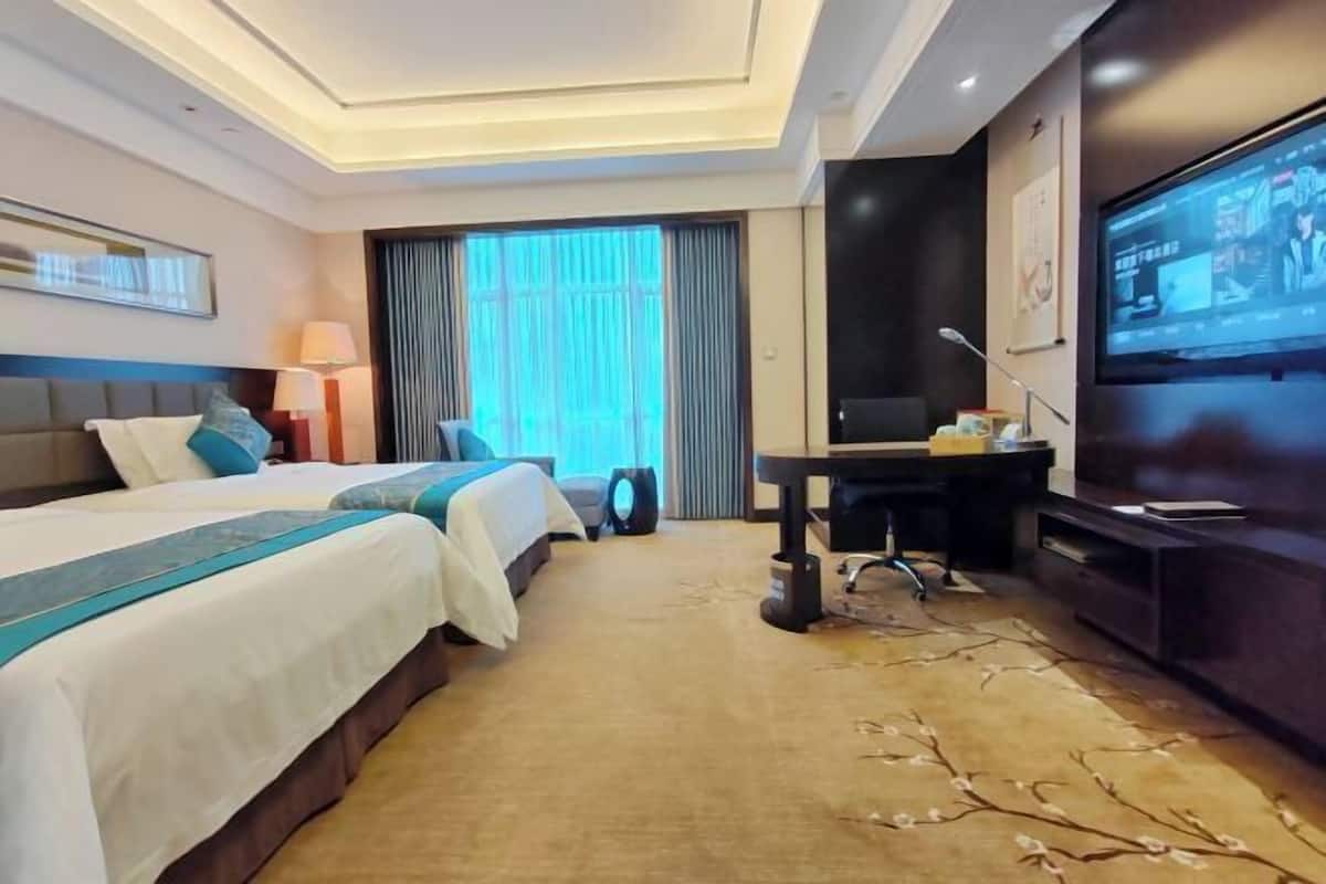 Minibar, in-room safe, cots/infant beds, bed sheets