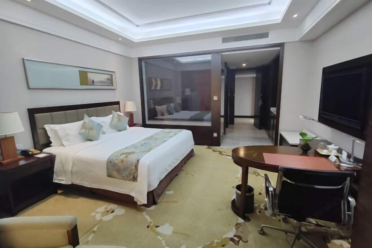 Minibar, in-room safe, cots/infant beds, bed sheets