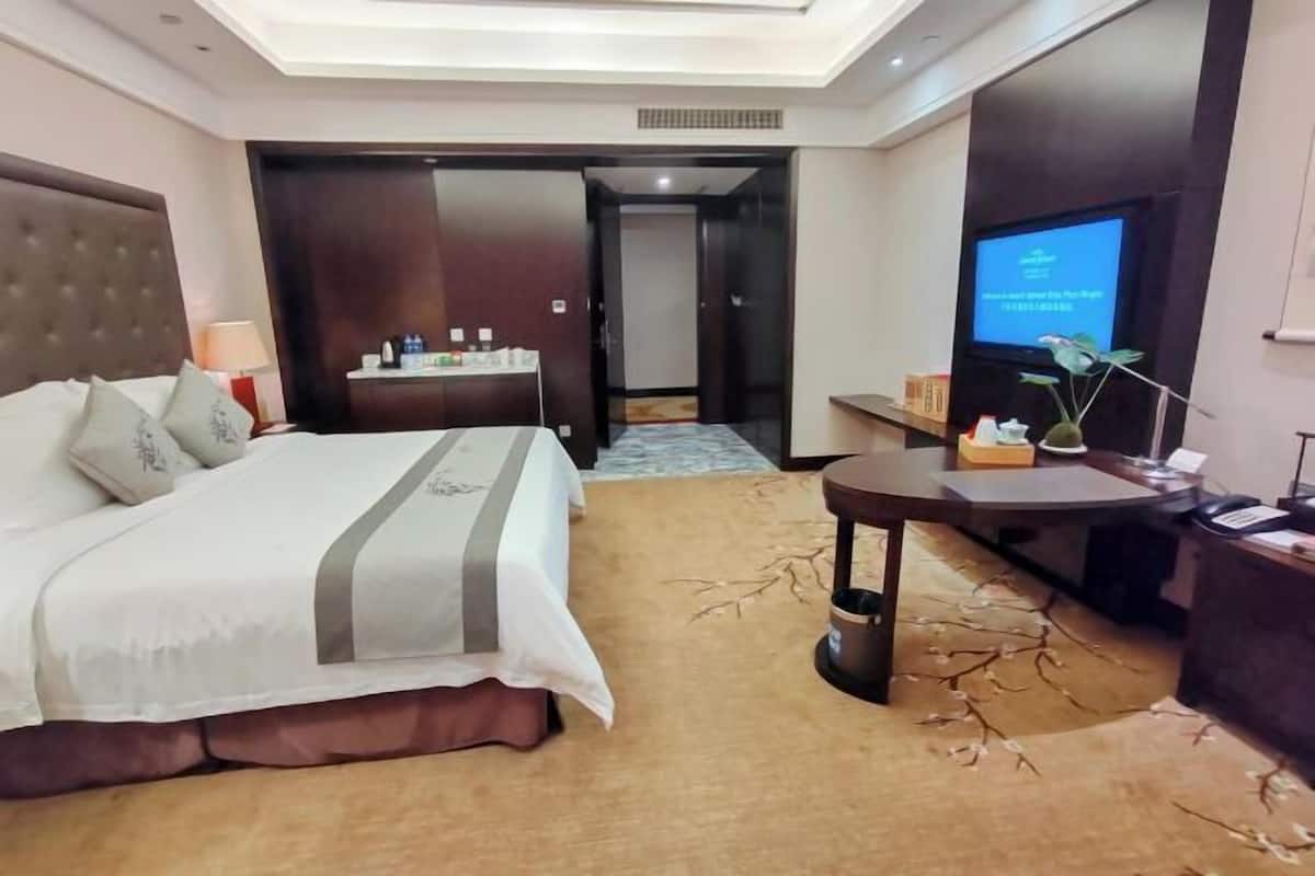 Minibar, in-room safe, cots/infant beds, bed sheets