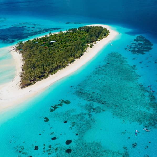 Trên bãi biển, cát trắng, khăn tắm biển 