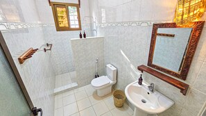 Beach House | Phòng tắm | Buồng tắm vòi sen, vòi sen phun mưa, máy sấy tóc, khăn tắm 