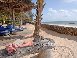 Private beach, sun loungers, beach umbrellas, beach towels - Driftwood Beach Club (Malindi)