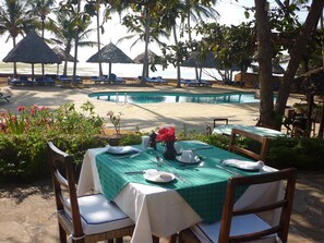 Frühstück, Mittagessen, Fisch und Meeresfrüchte, Blick auf den Strand 