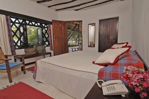 Desk, free cribs/infant beds, free WiFi, bed sheets - Driftwood Beach Club (Malindi)
