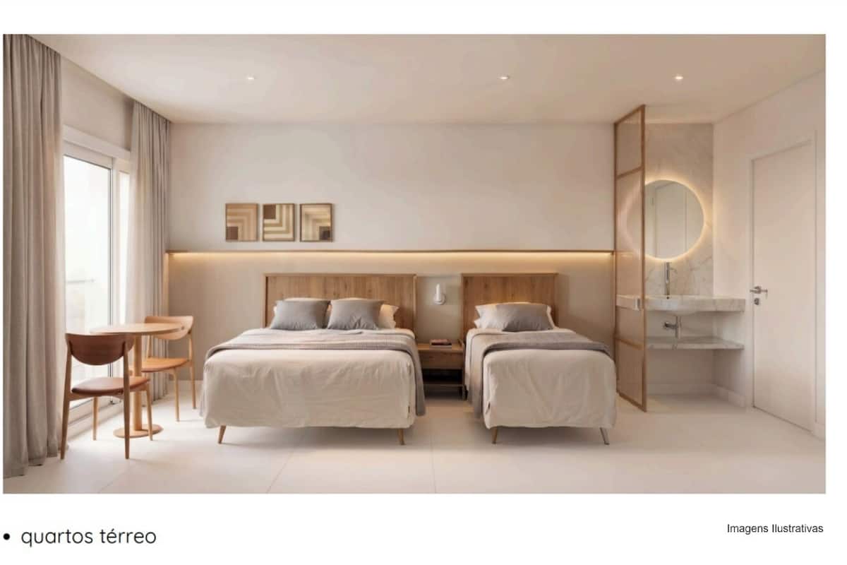 Chambre triple, vue sur le jardin | Literie de qualité, minibar