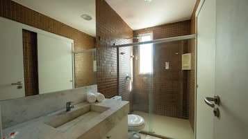Uma casa de banho com lavatório, sanita e zona de duche.