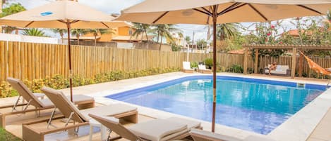 Piscina externa, espreguiçadeiras