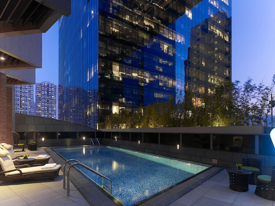 Hồ bơi ngoài trời phục vụ theo mùa