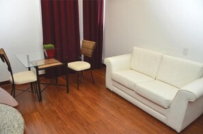 33-inch LCD TV with cable channels, TV - Pekin Palace Hotel (Aracatuba)
