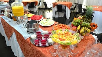 Café da manhã, almoço e jantar; culinária chinesa