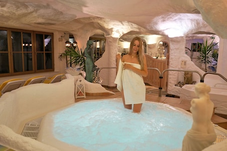 Indoor spa tub
