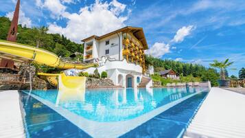 Piscina interna, piscina externa sazonal, guarda-sóis, espreguiçadeiras