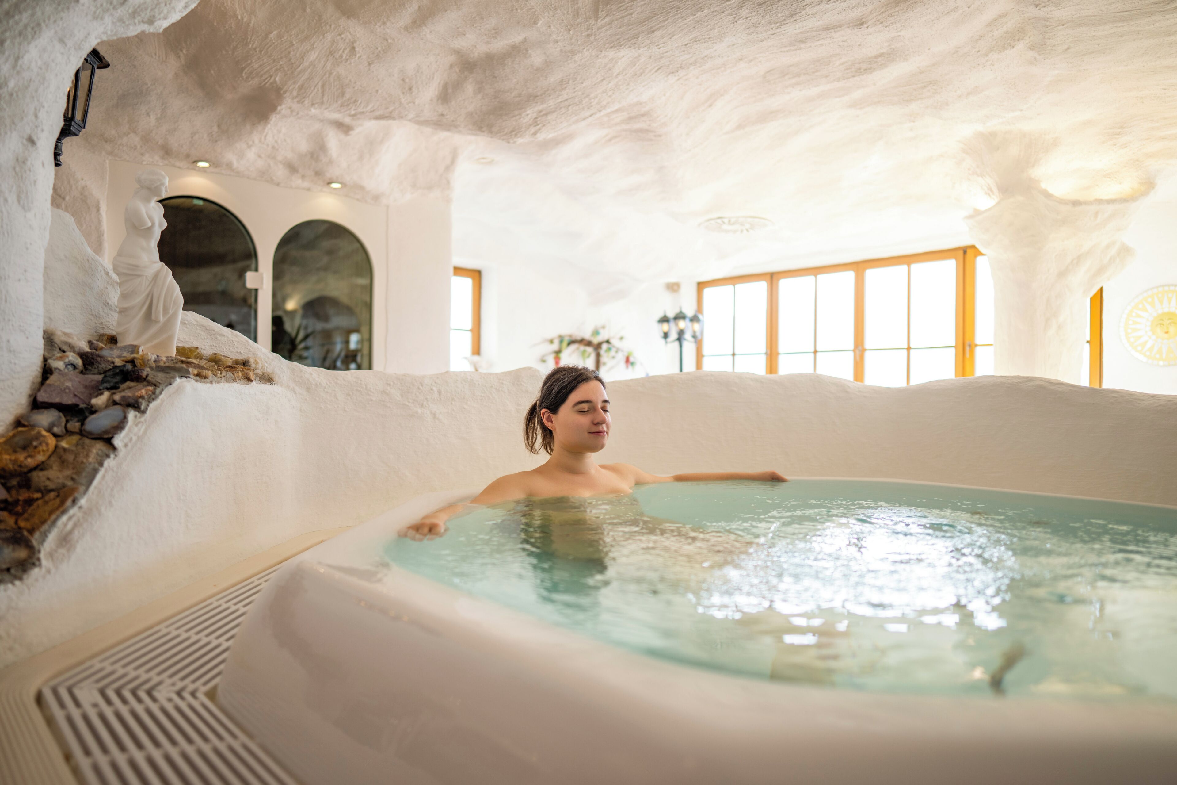 Indoor spa tub