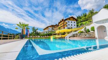 Piscina interna, piscina externa sazonal, guarda-sóis, espreguiçadeiras