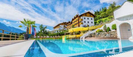 Piscina interna, piscina externa sazonal, guarda-sóis, espreguiçadeiras