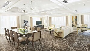 Premium bedding, in-room safe, individually decorated, desk - Fairmont Makati (Makati)