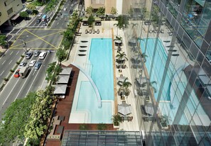 Outdoor pool, free pool cabanas, pool loungers - Fairmont Makati (Makati)