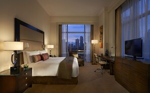 Fairmont Gold, Suite, Corner | Premium bedding, in-room safe, individually decorated, desk - Fairmont Makati (Makati)