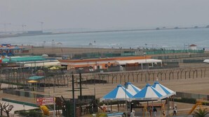 A beach with a fenced area, a small building, and a tent. - Hotel Park (Chioggia)