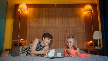Triple Room | In-room safe, desk, free cribs/infant beds, rollaway beds