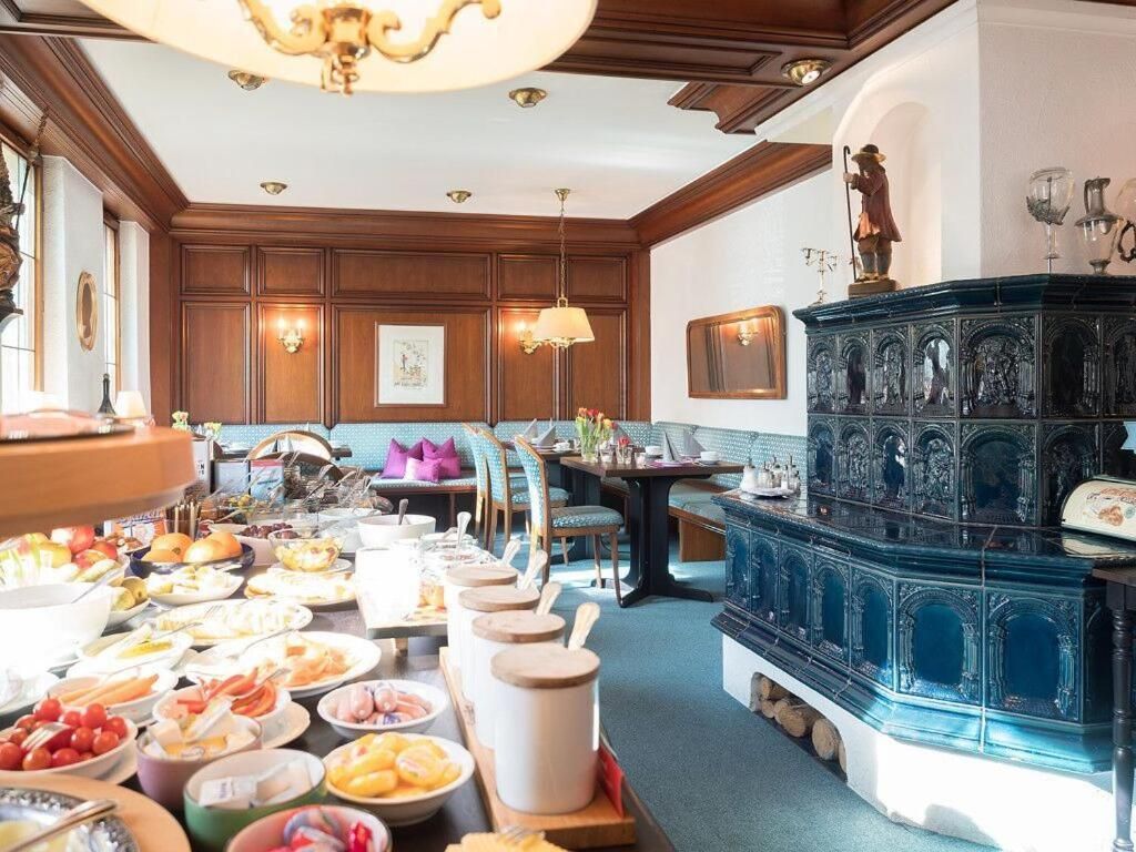 Ein Essbereich mit einer Buffetauslage, Holzvertäfelung und einem dekorativen blauen Schrank.