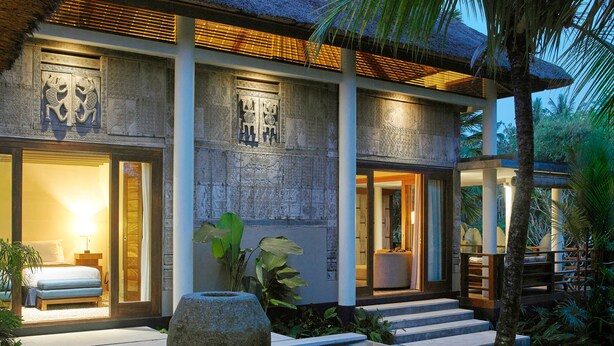 A modern resort with a pool, a well-lit interior, and a tropical garden. - The Purist Villas & Spa (Ubud)