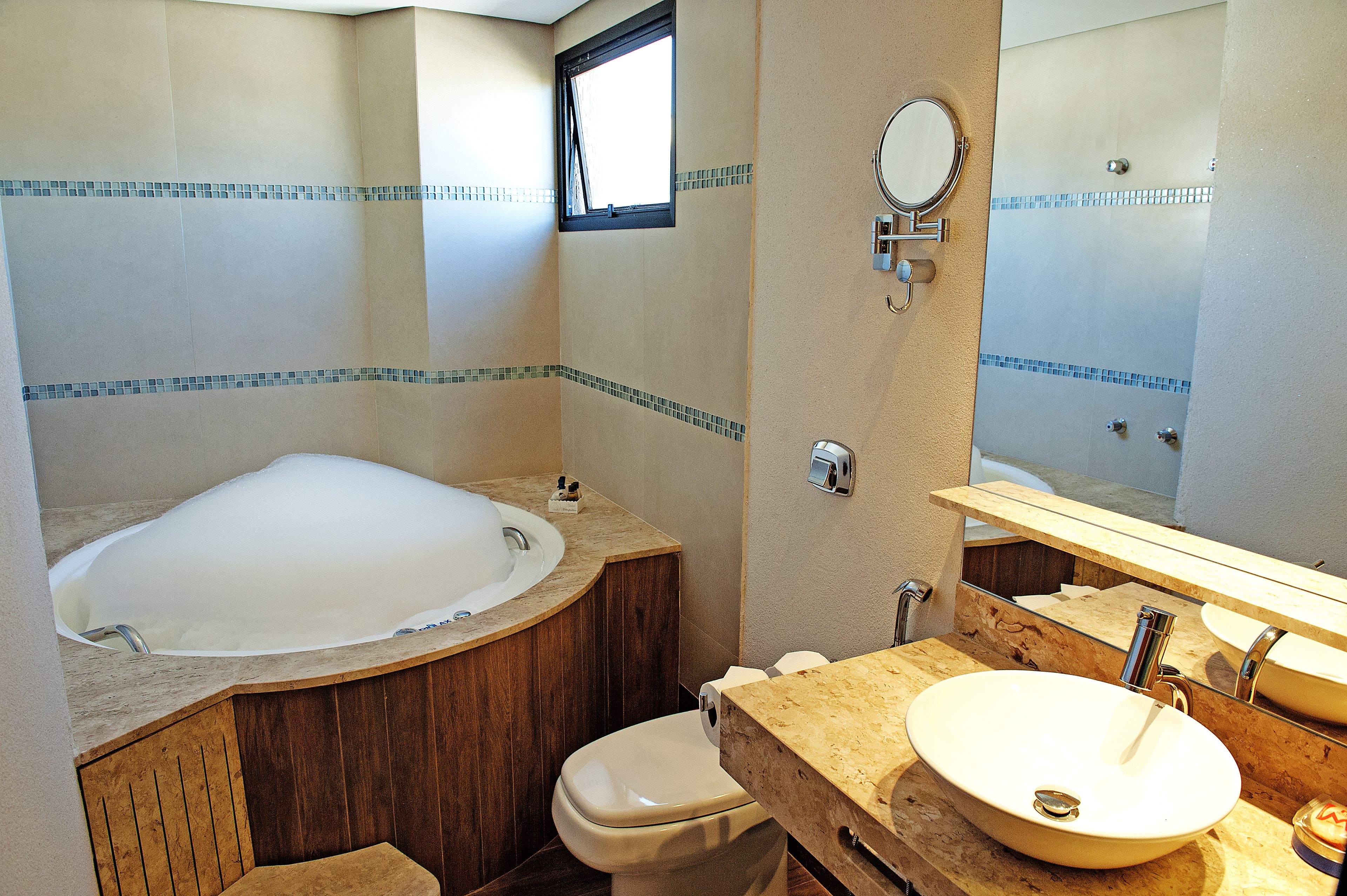 suite, jetted tub | bathroom | free toiletries, hair dryer, towels