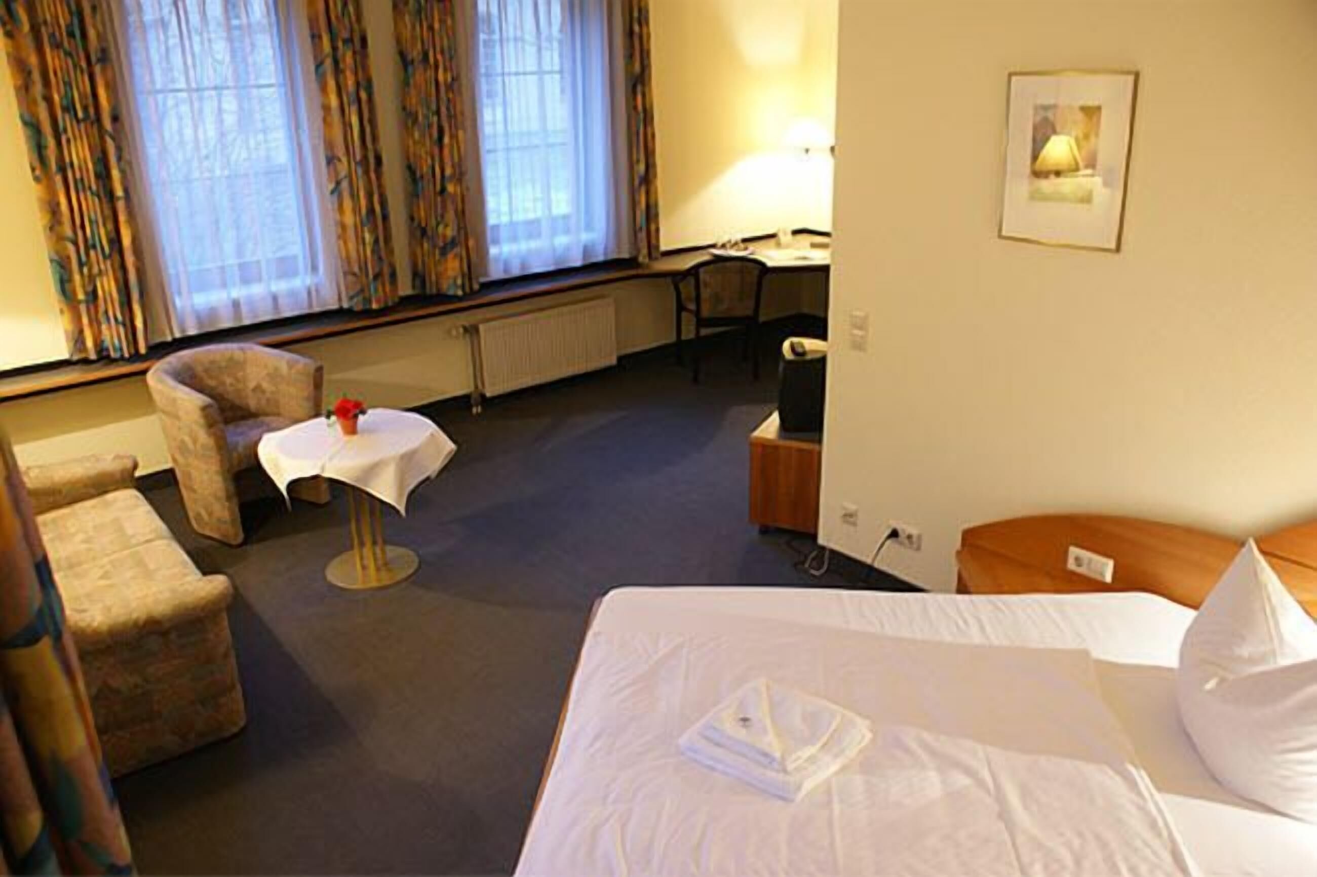 Roupas de cama antialérgicas, escrivaninha, Wi-Fi de cortesia