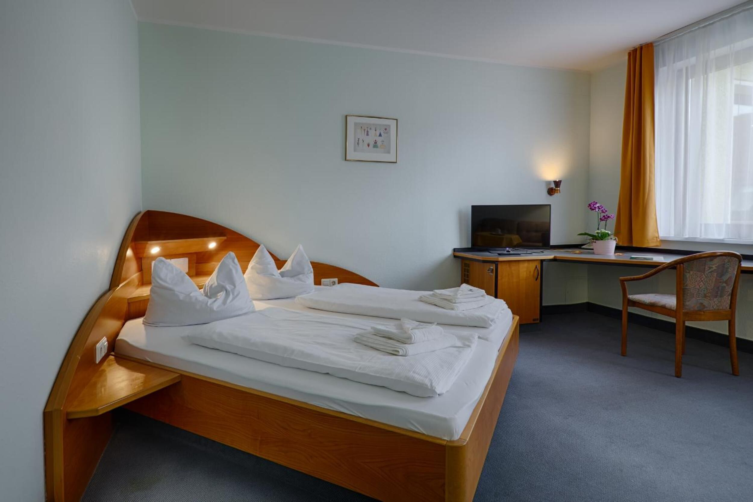 Double Room, 1 Queen Bed, Non Smoking | Hypo-allergenic bedding, desk, free WiFi, bed sheets