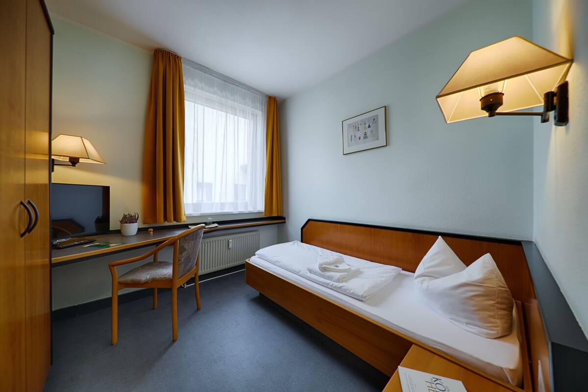 Single Room | Peralatan tempat tidur hipoalergenik, meja, Wi-fi percuma, cadar katil 