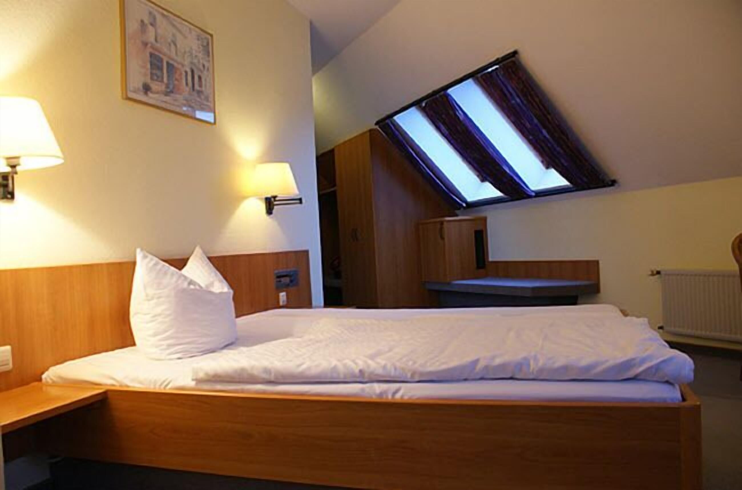 Roupas de cama antialérgicas, escrivaninha, Wi-Fi de cortesia