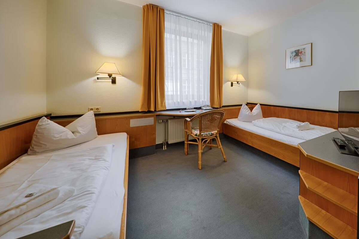 Twin Room | Peralatan tempat tidur hipoalergenik, meja, Wi-fi percuma, cadar katil 