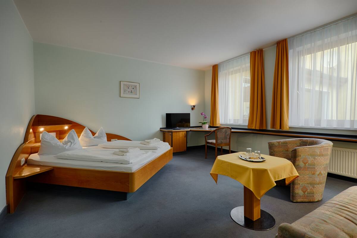 Double Room, 1 Katil Ratu (Queen), Non Smoking | Peralatan tempat tidur hipoalergenik, meja, Wi-fi percuma, cadar katil 