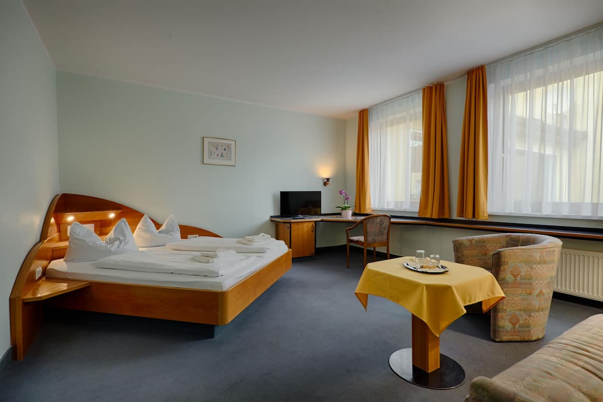 Double Room, 1 Queen Bed, Non Smoking | Hypo-allergenic bedding, desk, free WiFi, bed sheets