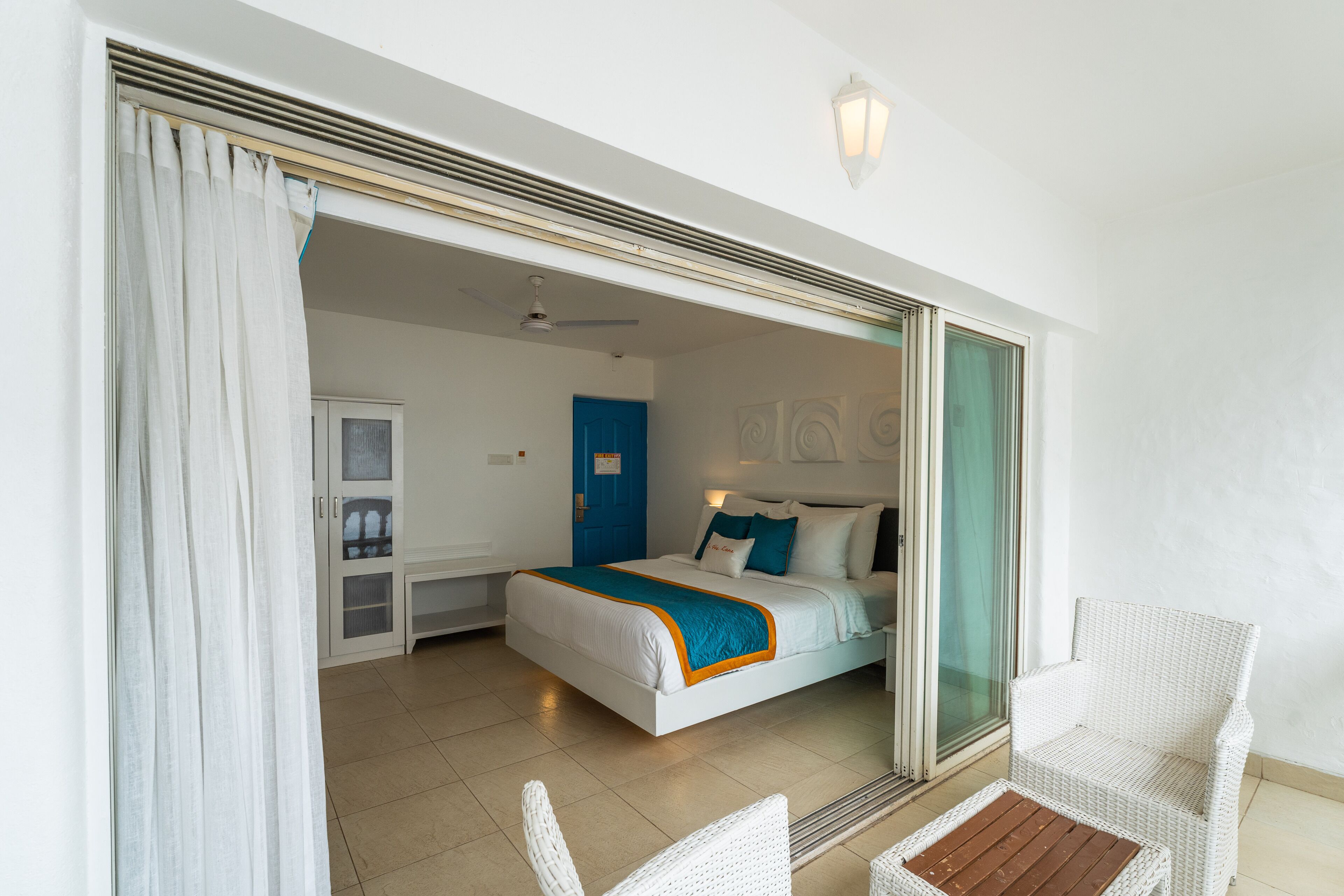 Minibar, caja de seguridad en la habitación y escritorio 