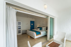 Minibar, caja de seguridad en la habitación y escritorio