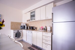 Deluxe-huoneisto, 2 makuuhuonetta | 1 makuuhuone, työpöytä, pimennysverhot, silitysrauta/-lauta