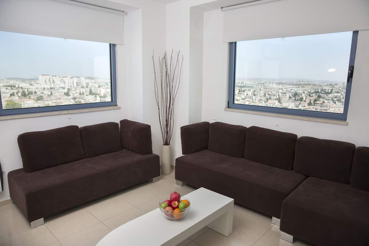 Departamento Premium, 2 habitaciones | Área de sala de estar | Televisión de pantalla plana de 40 pulgadas con canales por cable