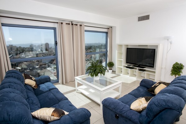 Deluxe-huoneisto, 2 makuuhuonetta | Oleskelualue | 40–tuumainen taulutelevisio, jossa kaapelikanavat