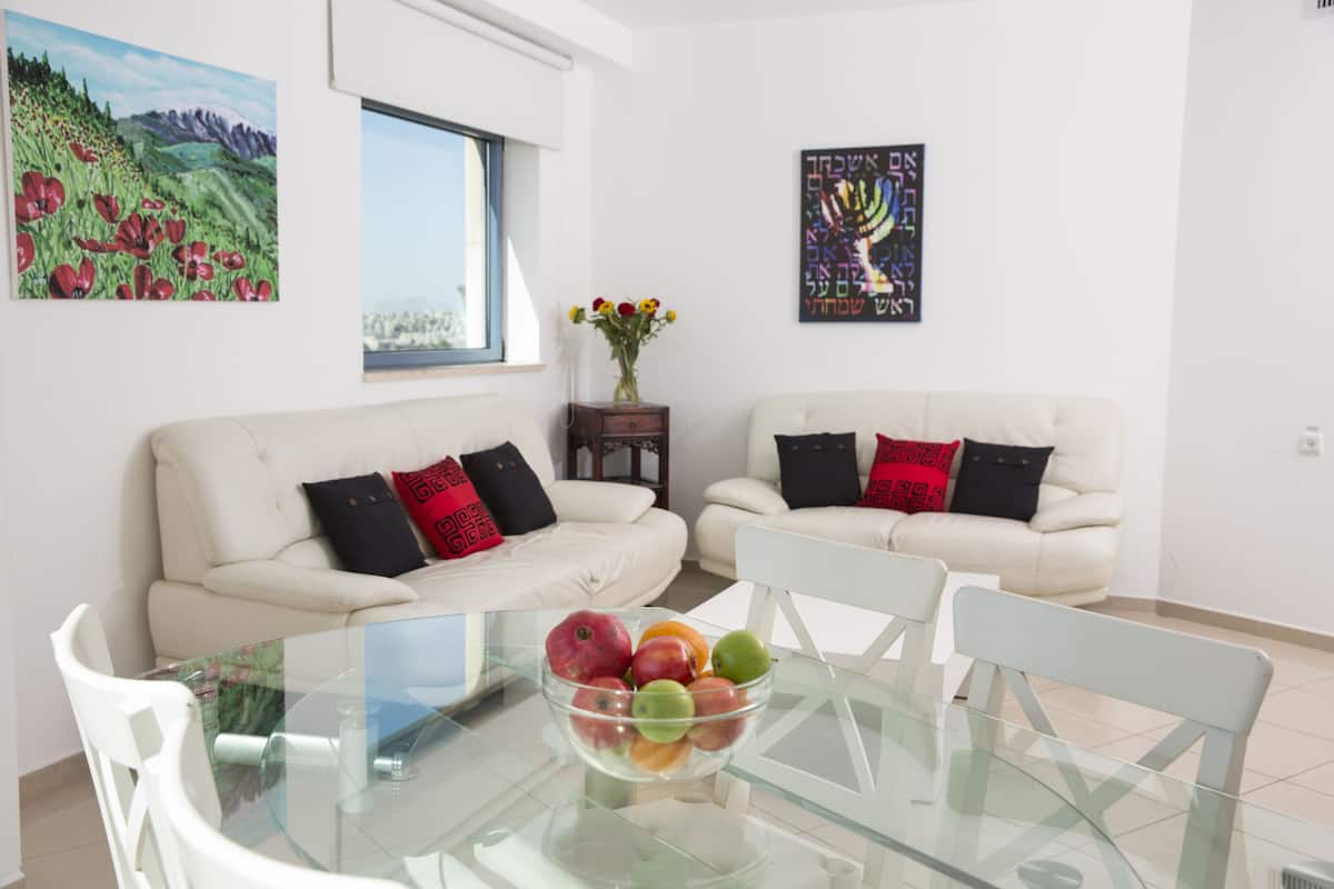 Departamento Deluxe, 1 habitación | Área de sala de estar | Televisión de pantalla plana de 40 pulgadas con canales por cable