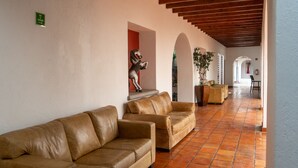 A spacious lobby with leather sofas, a wooden ceiling, and a tiled floor. - Hotel Villa Mexicana Golf Resort (Corregidora)