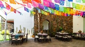 供應早餐、午餐和晚餐，墨西哥料理