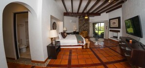 Coffres-forts dans les chambres, bureau, fer et planche à repasser