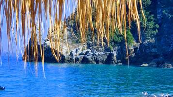 Playa en los alrededores, camastros, sombrillas y toallas de playa