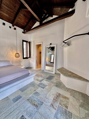 Egyptian cotton sheets, premium bedding, pillow-top beds, in-room safe - Aeolos Hotel & Villas -Pelion (Zagora-Mouresi)