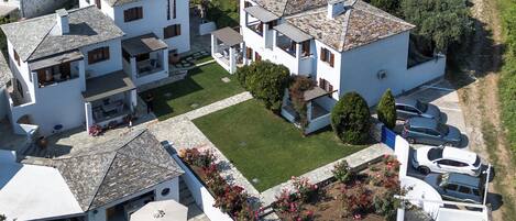 Außenpool (je nach Saison geöffnet), Sonnenschirme, Liegestühle