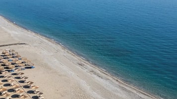 In Strandnähe, Liegestühle, Sonnenschirme, Strandtücher