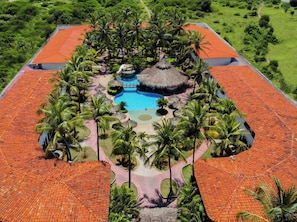 3 piscines extérieures, cabanons gratuits, parasols de plage