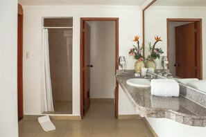 Shower, rainfall showerhead, hair dryer, towels - Sunsol Isla Caribe (Paraguachí)