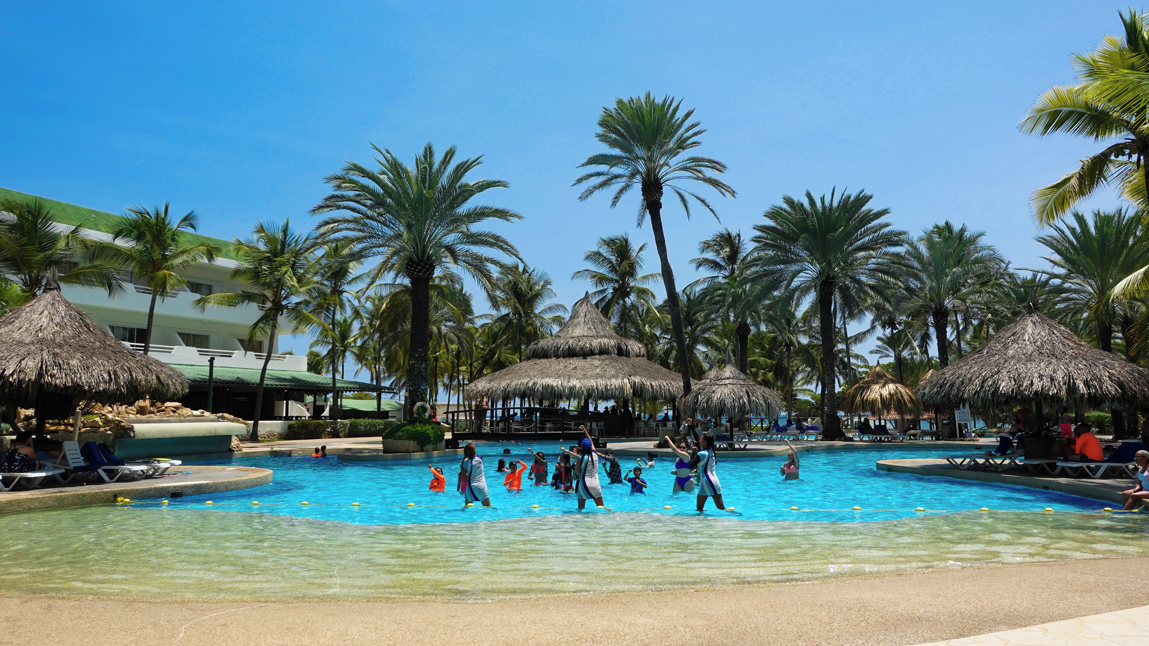 3 Außenpools, Cabañas (kostenlos), Sonnenschirme